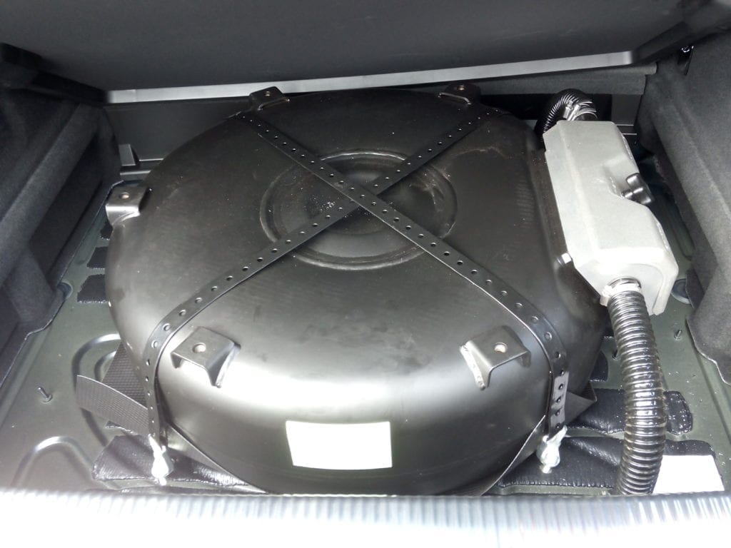 De LPG-tank is gemonteerd onder het kofferdeksel.
